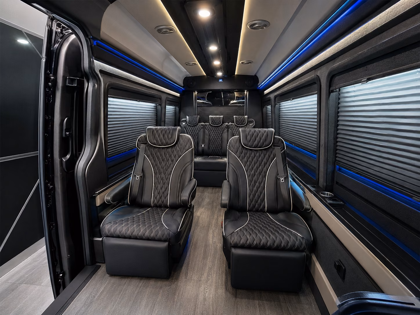 airport shuttle buses for hotel blocks along i 91 and downtown hartford