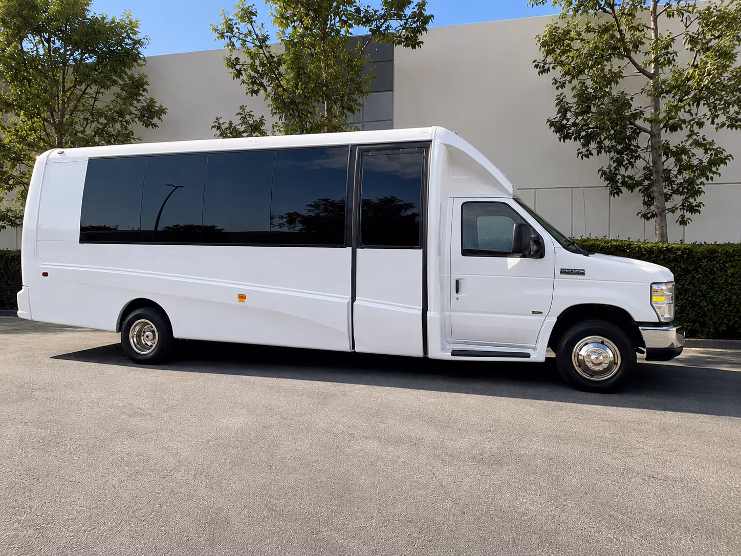 corporate airport transfer buses to and from bradley international